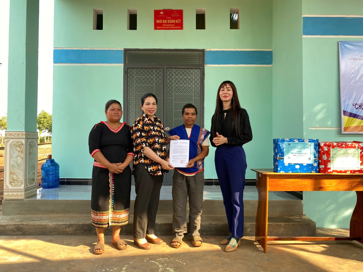 Khánh thành, bàn giao nhà Đại đoàn kết cho hộ cận nghèo tại xã Ia Chim