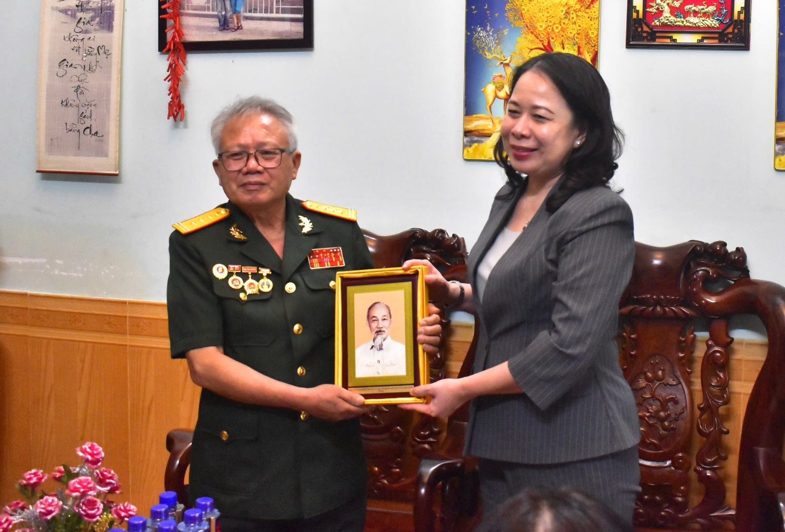 Phó Chủ tịch nước Võ Thị Ánh Xuân thăm, tặng quà gia đình chính sách tại phường Duy Tân, thành phố Kon Tum