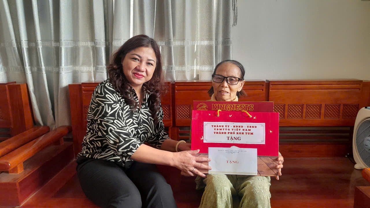 Lãnh đạo thành phố thăm, tặng quà gia đình thân nhân liệt sĩ