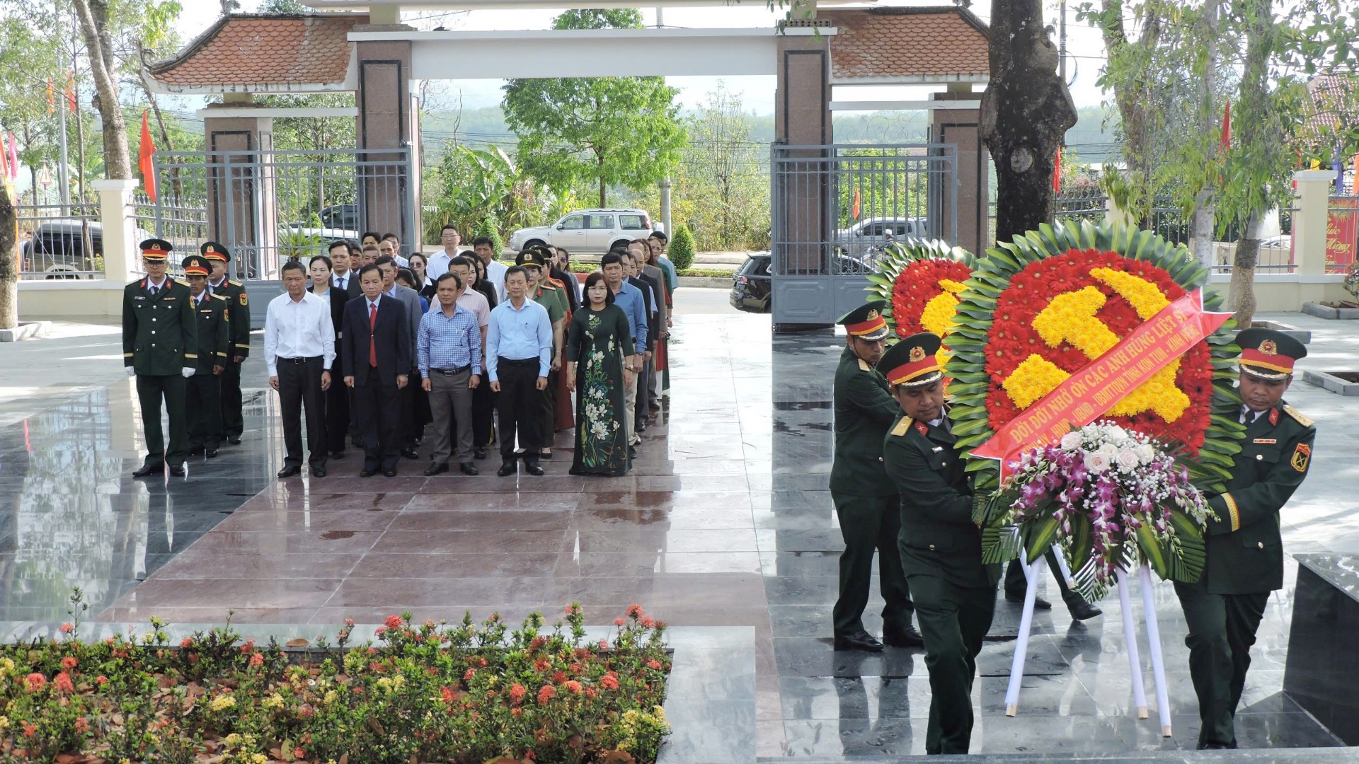 Lãnh đạo tỉnh dâng hương, tưởng niệm Anh hùng liệt sĩ tại huyện Đăk Hà và huyện Đăk Tô