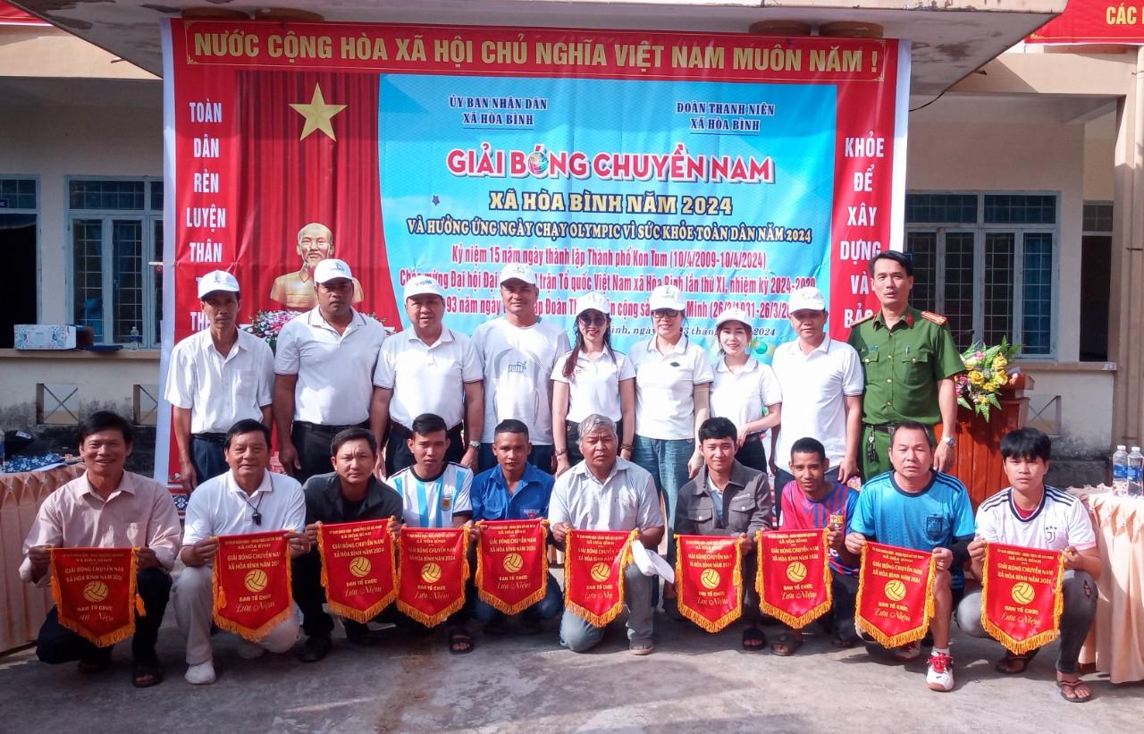 Giải bóng chuyền Nam xã Hòa Bình chào mừng kỷ niệm 15 năm ngày thành lập thành phố Kon Tum