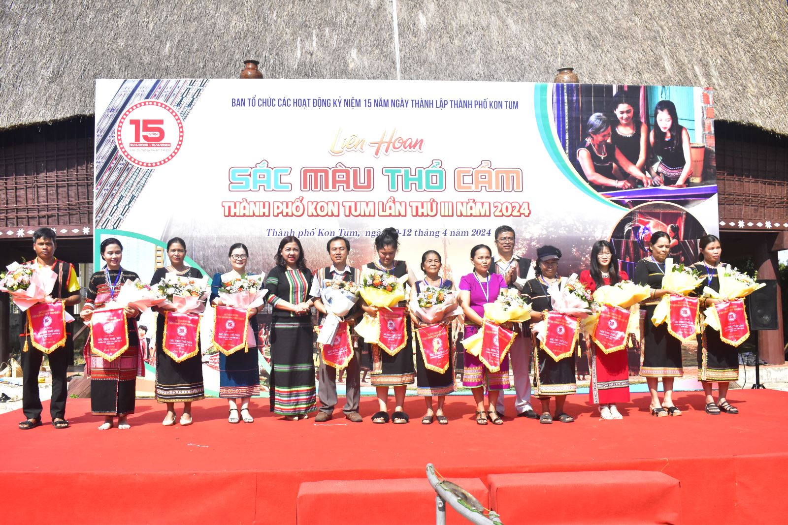 Khai mạc Liên hoan Sắc màu thổ cẩm chào mừng kỷ niệm 15 năm thành lập thành phố Kon Tum